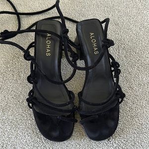 Black aloha heeled sandals